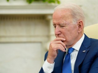 “Mi si nota di più se vado o non vado?”. Il dilemma di Biden 