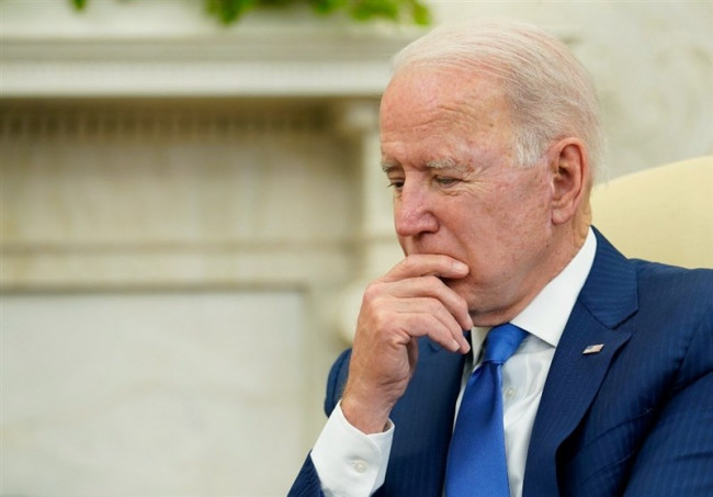 “Mi si nota di più se vado o non vado?”. Il dilemma di Biden 