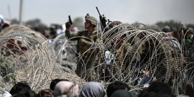 Doppio attacco suicida all’aeroporto di Kabul