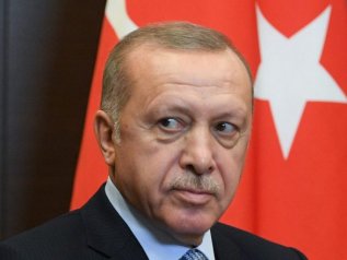 Erdogan caccia 3 alti funzionari della Banca centrale. Crolla la lira