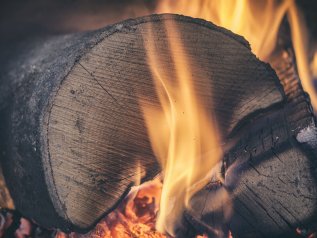 Stufe e caldaie a legna: emettono la metà delle polveri sottili