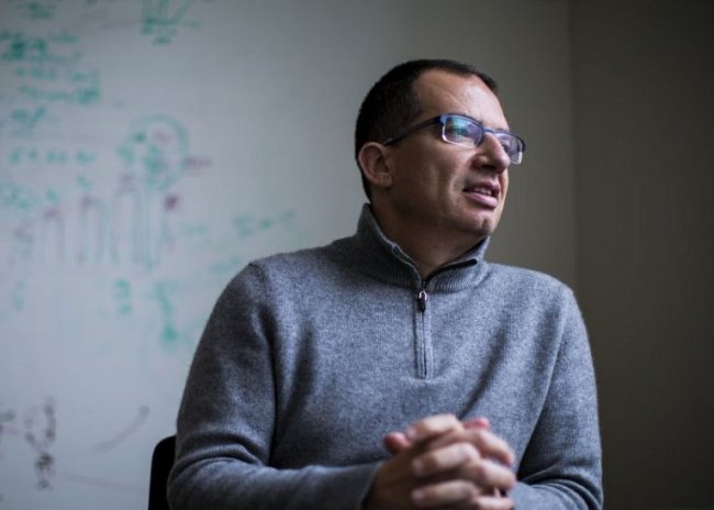 Il ceo di Moderna: “I nuovi vaccini faticheranno contro la nuova variante”