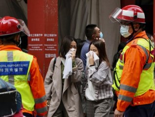 Hong Kong, incendio al World Trade Center: 100 persone intrappolate