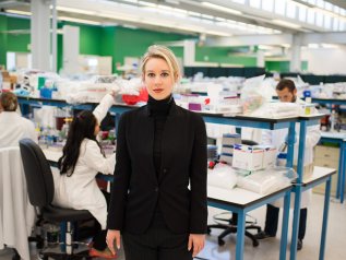 Condannata la super manager Elizabeth Holmes