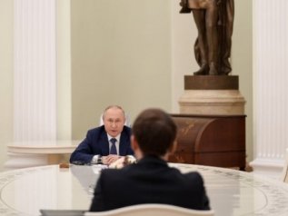 Svelato il ‘mistero’ della distanza (fisica) tra Putin e Macron al Cremlino