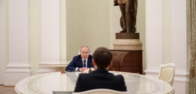 Svelato il ‘mistero’ della distanza (fisica) tra Putin e Macron al Cremlino