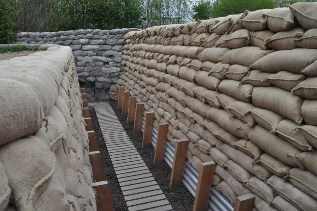 Come nella Prima guerra mondiale, l’esercito di Kiev scava trincee