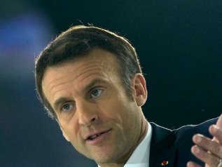 Macron: “Bisognerà lavorare di più come in Italia, Spagna e Germania”