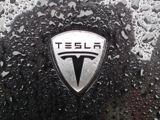Tesla licenzia 10.000 dipendenti. Musk: “Pessima sensazione sull’economia”