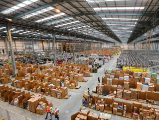 Amazon, colosso hi-tech ma con una forza lavoro a bassa formazione