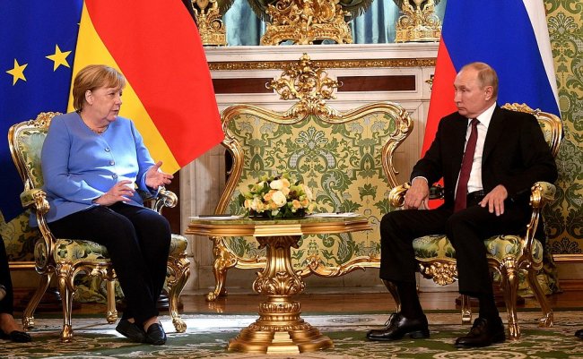 Merkel torna a parlare di Putin e dell’episodio del cane. Ma...