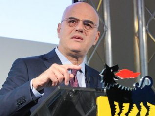 Descalzi: “I prezzi del gas non sono giustificati, il mercato è distorto”