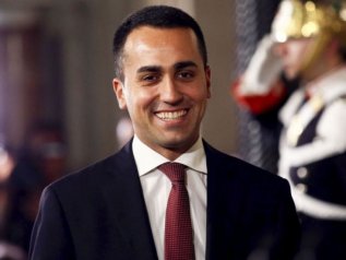 Di Maio lascia il M5s e guarda al Centro