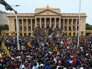 Una massa umana invade la capitale: il presidente fugge