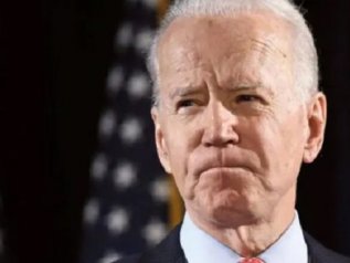 Biden legge dal gobbo e dice: “Fine citazione, ripeti frase”