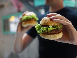 Vegan burger, cresce il mercato alternativo alla carne