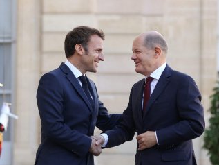 Sorrisi amari tra Macron e Scholz